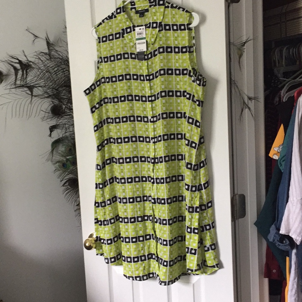 Sleeveless tunic with button up side slits